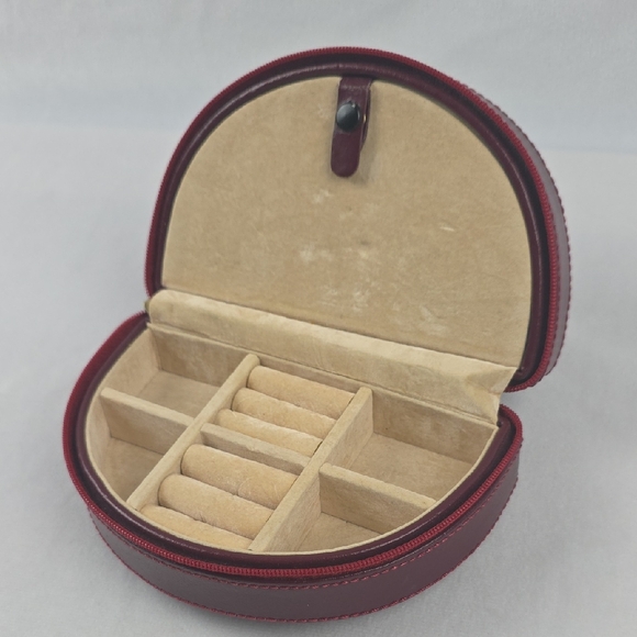 Wolf Designs Handbags - Vintage Wolf Designs Genuine Leather Jewlery Travel Case Necklace Rings Storage